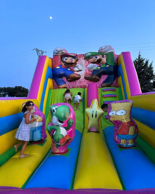 Niña en un castillo hinchable de personajes durante una boda