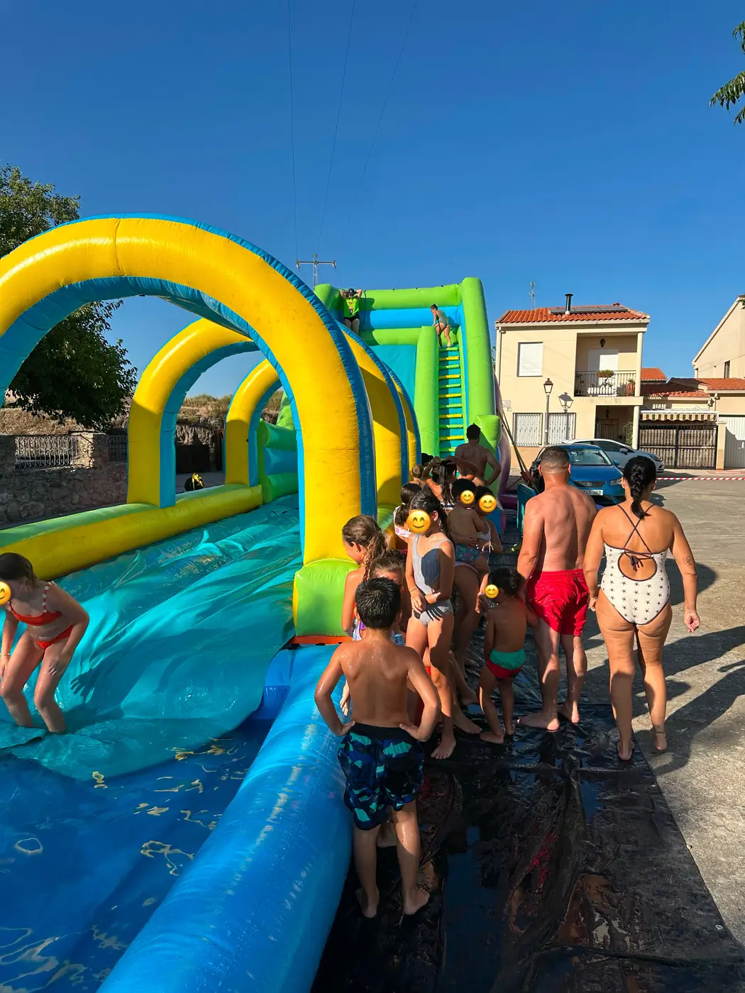 Tobogán hinchable acuático en las fiestas de Belvís de Monroy