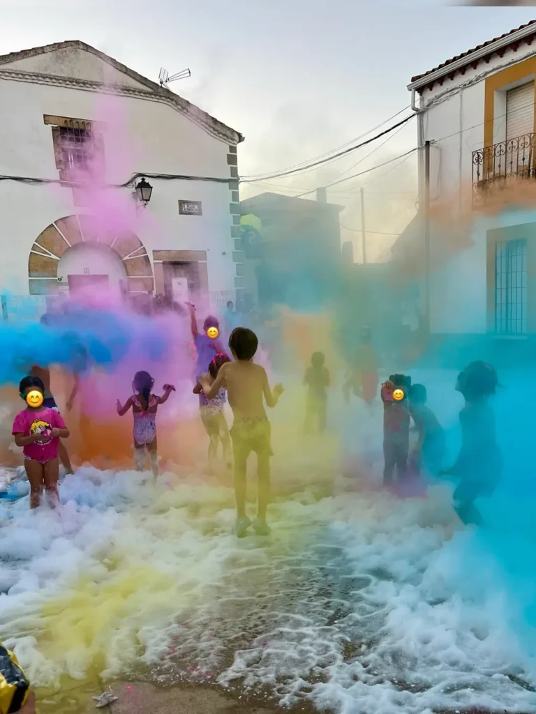 Fiesta Holi con polvos de colores y espuma en las fiestas de Serrejón