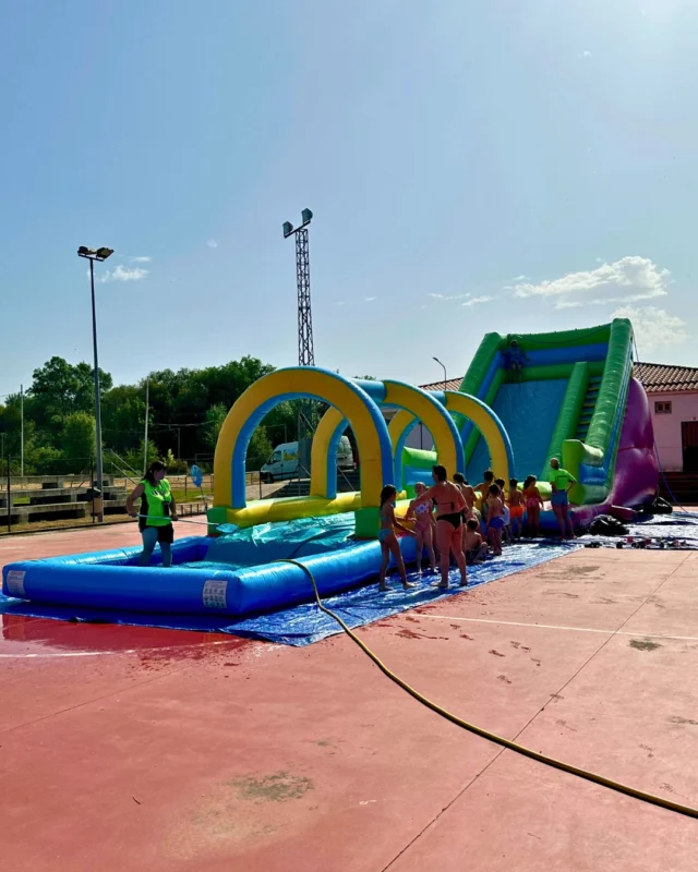 Hinchable acuático con arcos y tobogán en una fiesta de fin de curso