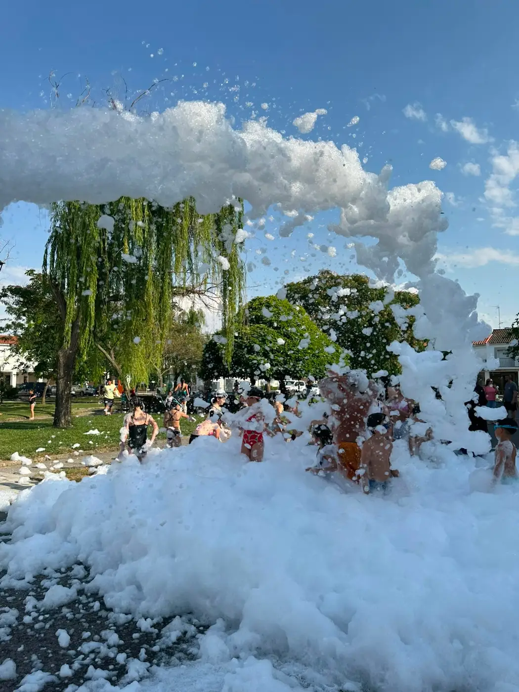 Fiesta de la espuma de fin de curso en el patio de un colegio