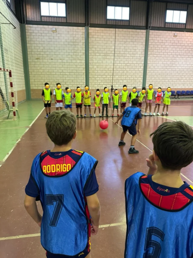 Niños en la gymkana El Gran Desafío en el pabellón de Majadas