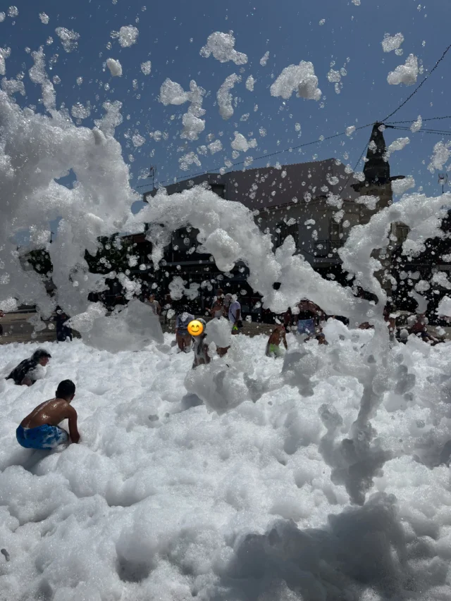 Gran fiesta de la espuma en las fiestas de San Roque de Almaraz