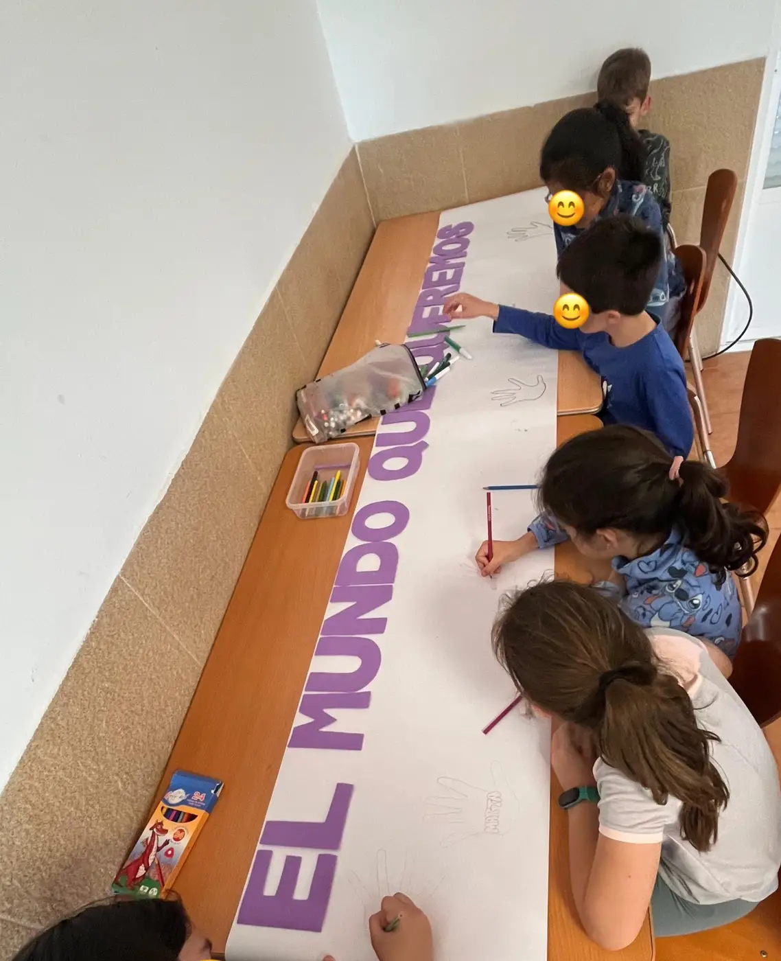 Niños pintando un mural en un taller de igualdad en Serrejón