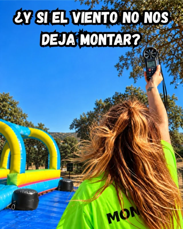 Monitora de Extreocio midiendo el viento con un anemómetro junto a un hinchable acuático